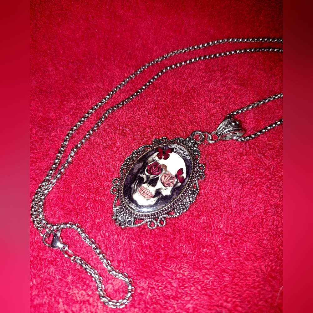 Stainless steel skull & roses cameo necklace 18"